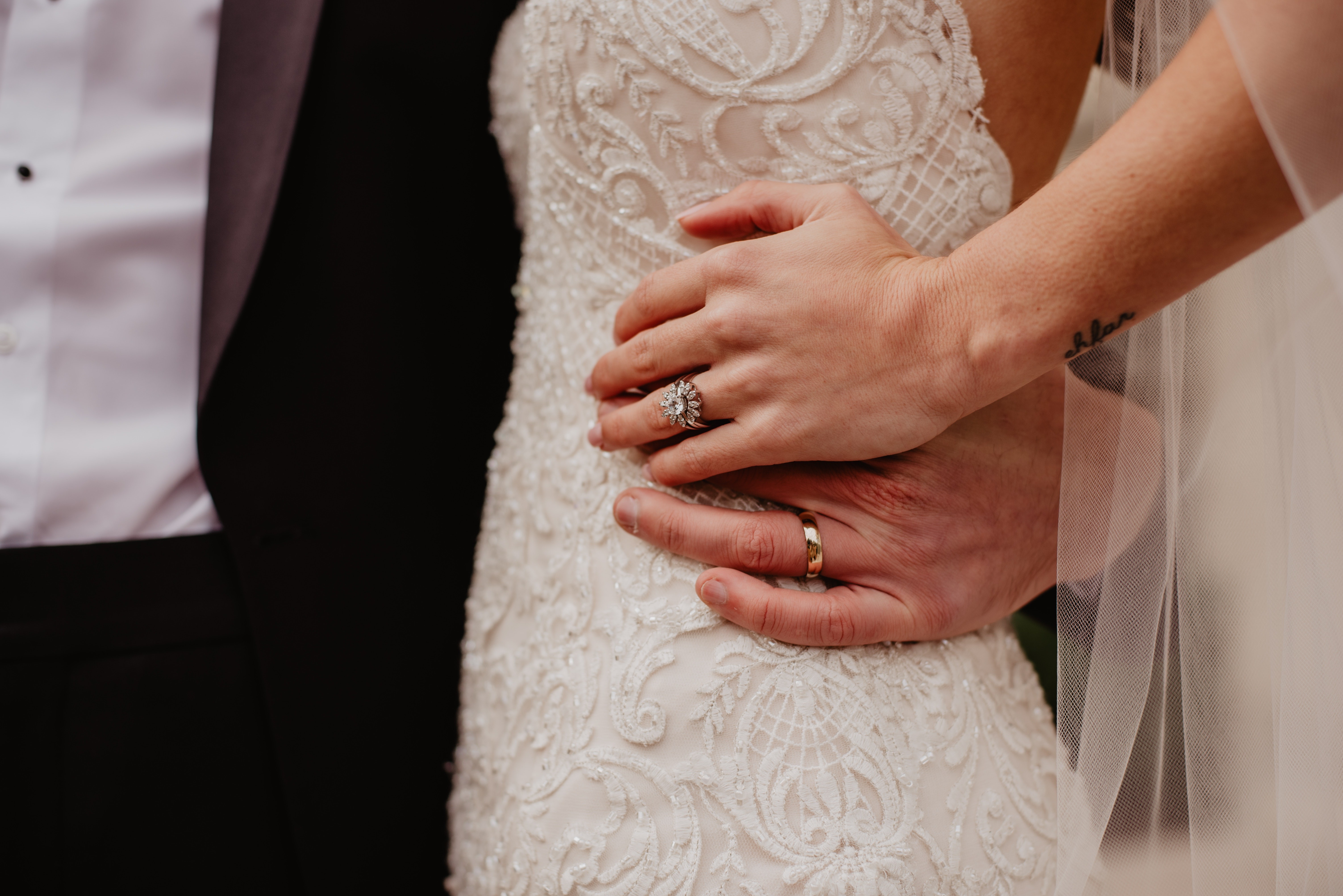 ¿En qué mano se lleva el anillo de compromiso y la alianza de boda?