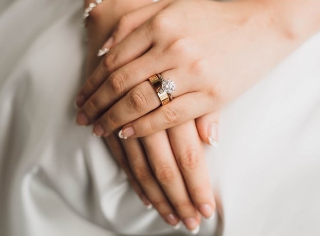 Cómo elegir tus alianzas de boda online paso a paso